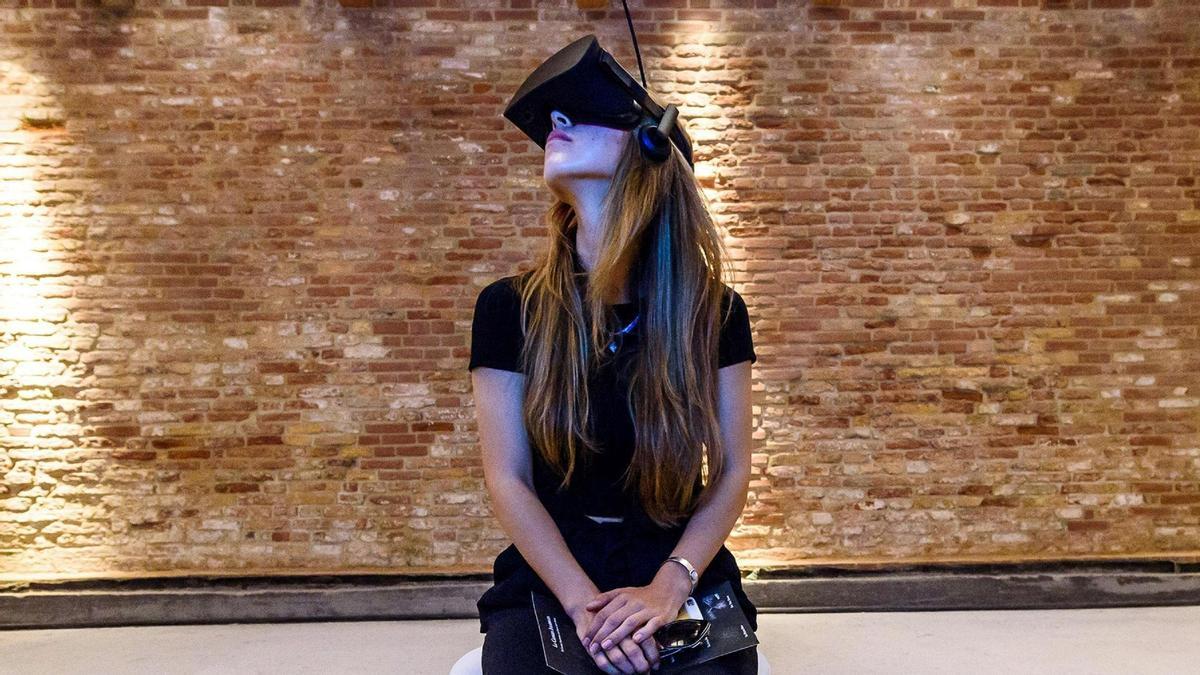 Una mujer con unas gafas de realidad virtual, en una imagen de archivo