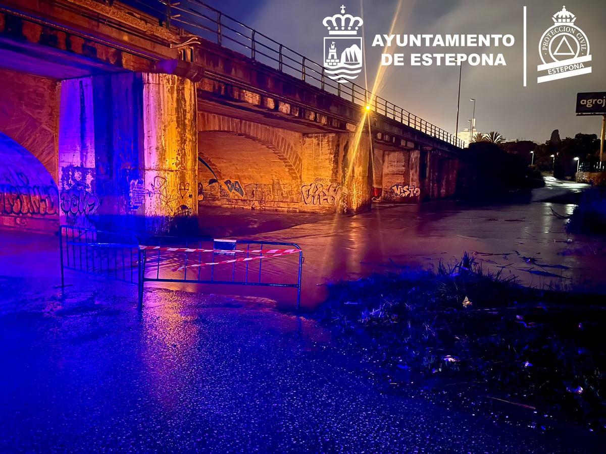 El Ayuntamiento de Estepona cierra el paso en el río Guadalmansa por el aumento del caudal