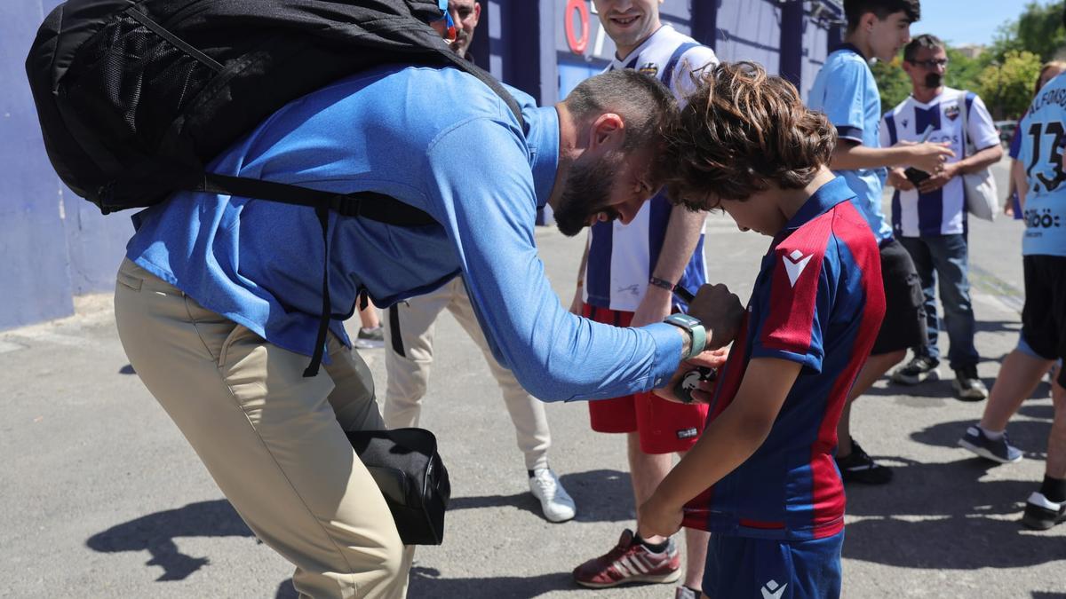 Varios aficionados desean suerte a los jugadores del Levante UD antes de partir hacia Burgos.