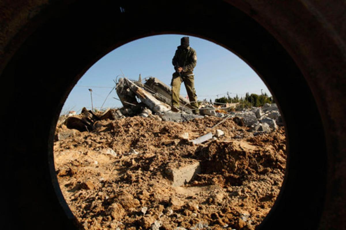Un militant palestí de la ’gihad’ supervisa els danys en un camp d’entrenament després d’un atac israelià a Gaza.