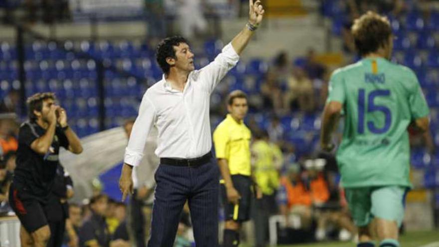 Mandiá y Quique Sanz dan instrucciones desde el banquillo.