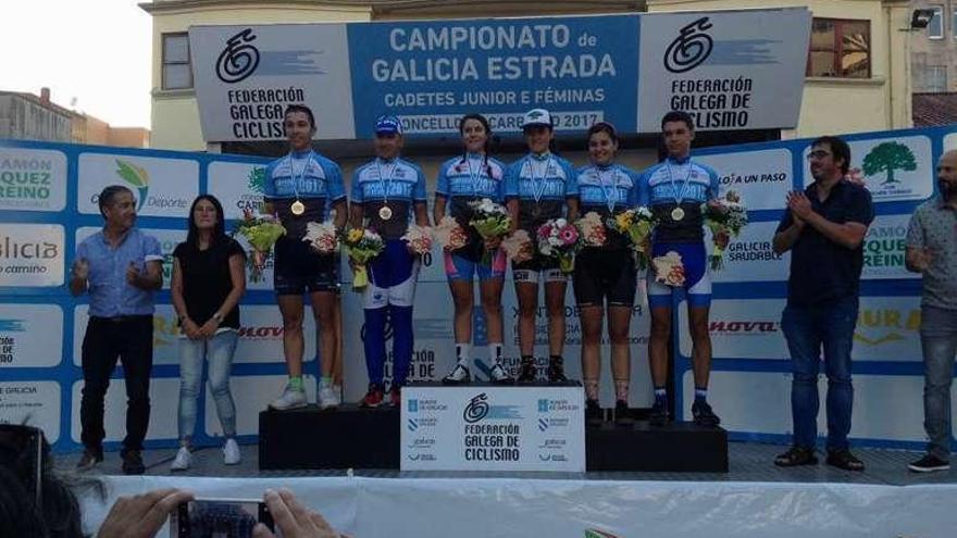 Imagen de los seis campeones en Carballo. // FdV