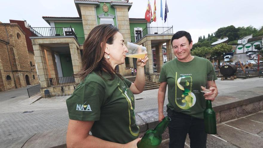 EN IMÁGENES: Laura y Susana Ovín, maestras escanciadoras y pregoneras del Festival de la Sidra de Nava