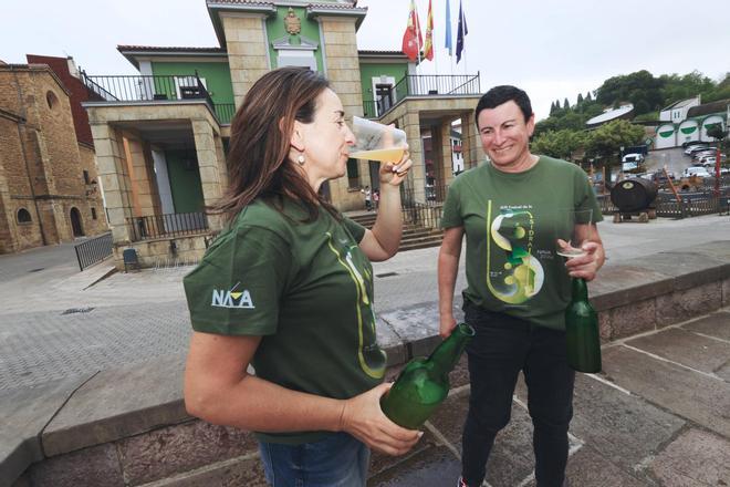 EN IMÁGENES: Laura y Susana Ovín, maestras escanciadoras y pregoneras del Festival de la Sidra de Nava