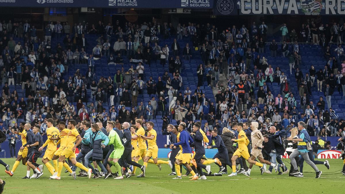 Los jugadores del Barça corren atropelladamente hacia el vestuario tras su celebración en el RCDEstadium a causa de la invasión de aficionados.