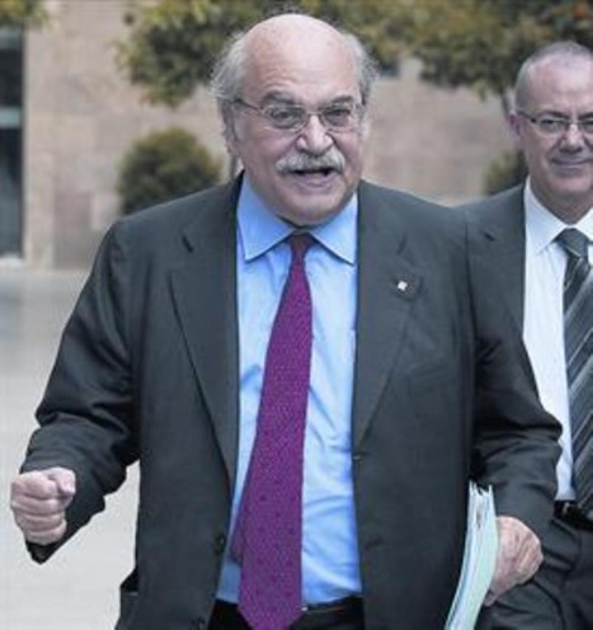 Decisió 8 El conseller Mas-Colell, al Palau de la Generalitat. Decisió 8 El conseller Mas-Colell, al Palau de la Generalitat.