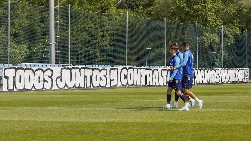 Un titular tocado y un mensaje en el entrenamiento del Oviedo: &quot;Todos juntos y contra todos&quot;