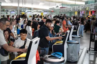 Turistas y viajeros en la terminal T1 del aeropuerto de Barcelona-El Prat