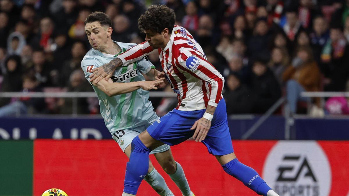 MADRID, 08/02/2026.- El defensa del Atlético José María Giménez (d) pelea un balón con Álvaro Fidalgo , del Betis, durante el partido de LaLiga de fútbol que Atlético de Madrid y Real Betis disputan este domingo en el Metropolitano. EFE/Sergio Pérez