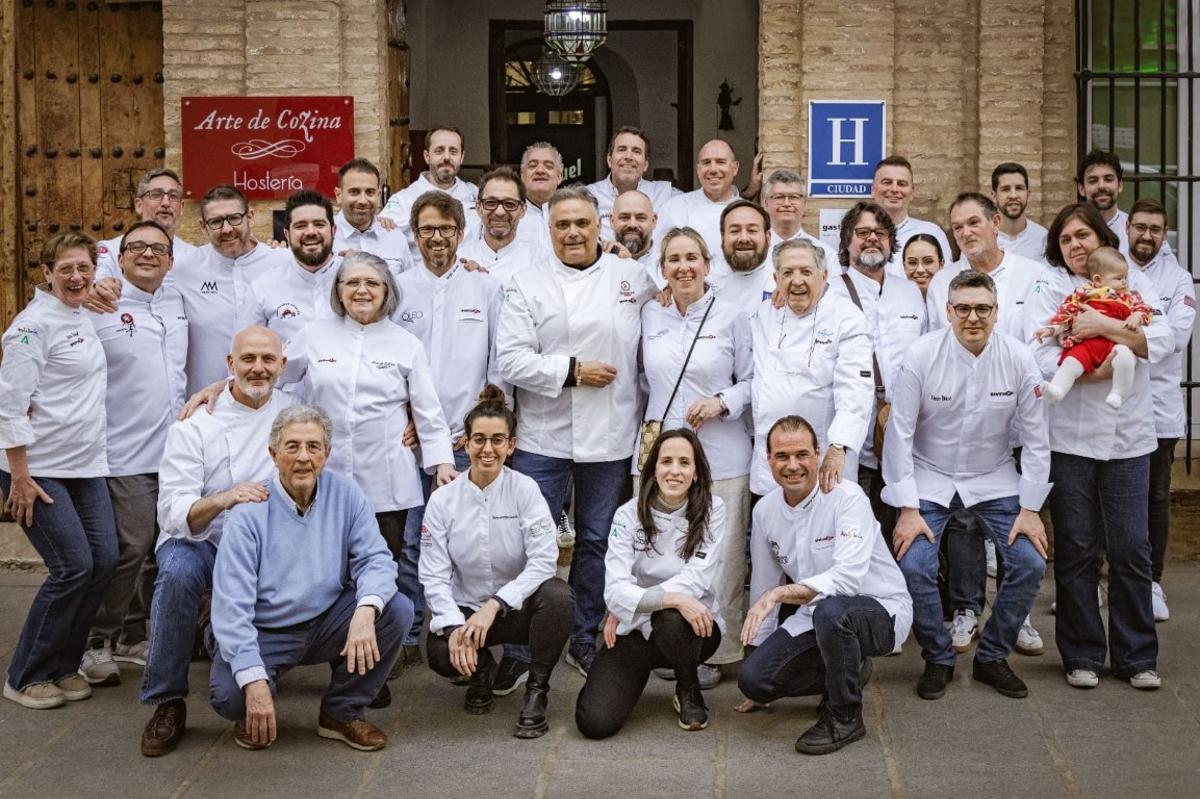 Foto de familia de los compañeros de Gastroarte con Charo Carmona, el pasado marzo, con motivo del 30 aniversario de Arte de Cozina.
