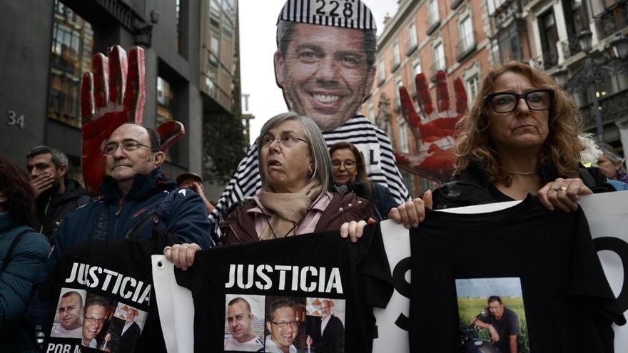Los familiares de las víctimas de la dana protestan contra Mazón ante el Congreso