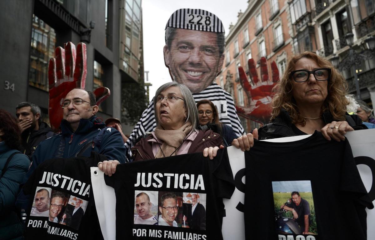 Concentración de los familiares de las víctimas de la dana contra Mazón ante el Congreso.