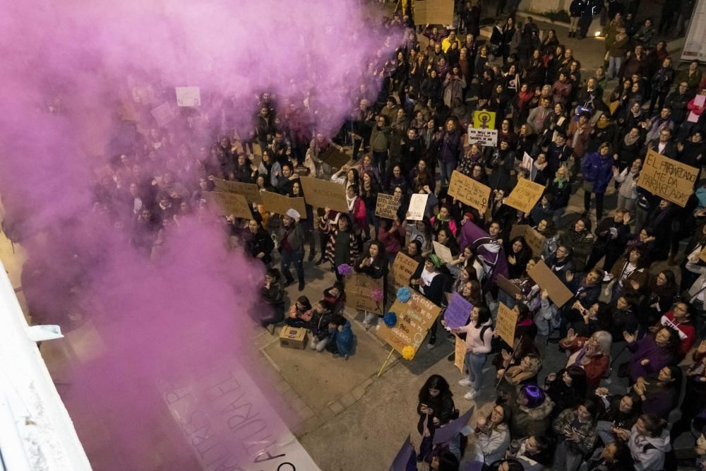 Centenars de persones surten al carrer el 8M