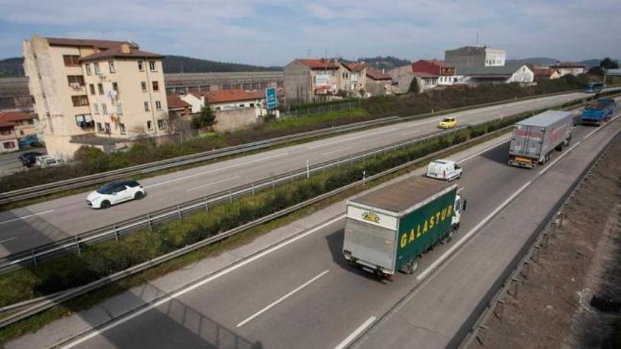 Varios vehículos circulan por la autopista &quot;Y&quot; a su paso por Trasona.