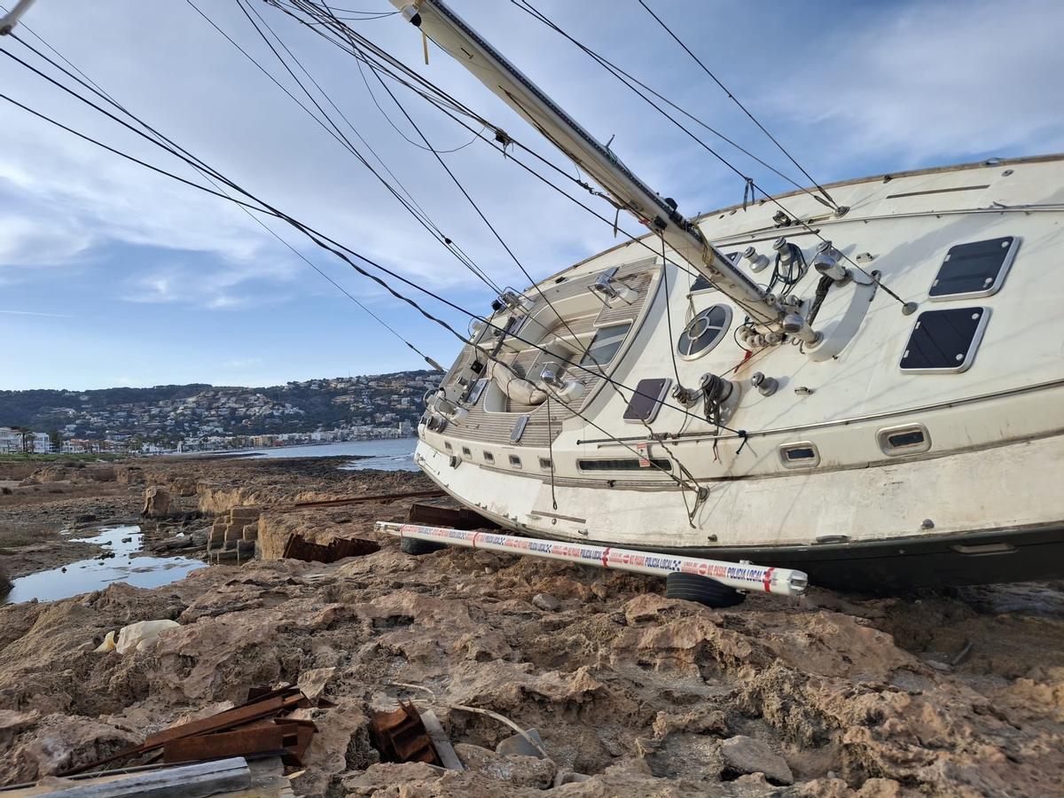 Nueve meses encallado en Xàbia: las imágenes del gran velero Nueve meses encallado en Xàbia: las imágenes del gran velero