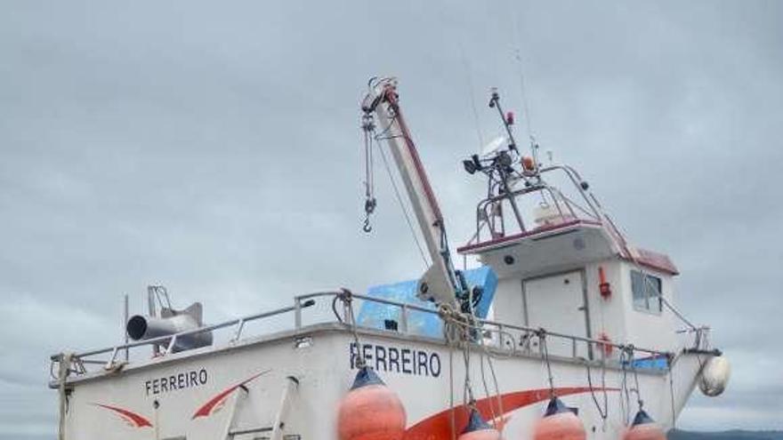 El barco rescatado ya en el puerto. // Rafa Vázquez