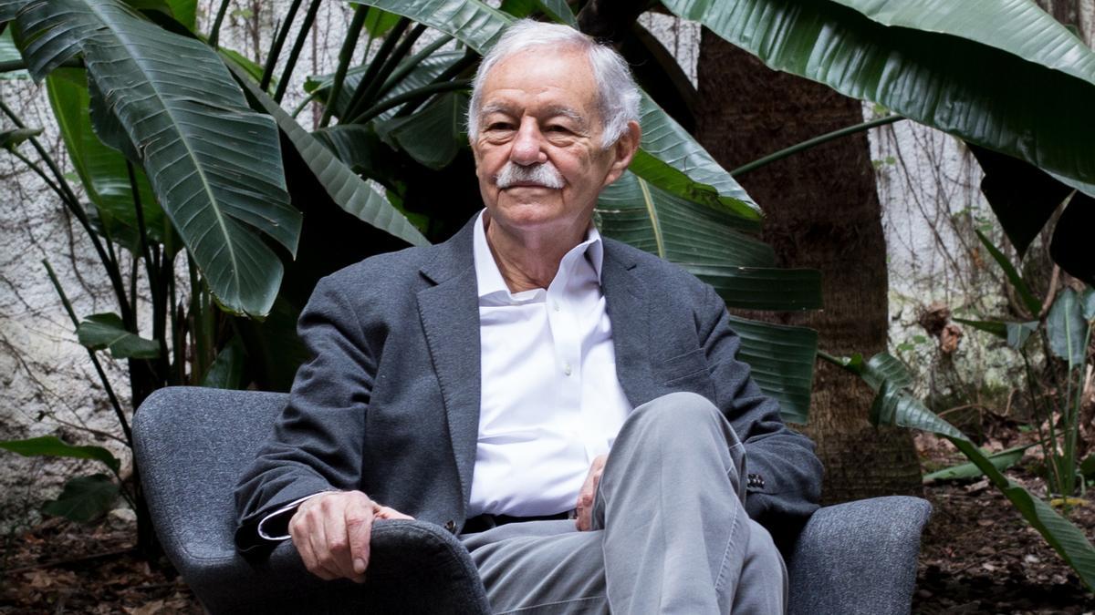 Eduardo Mendoza, en el jardín de la librería Casa del Llibre de la Rambla de Catalunya de Barcelona.