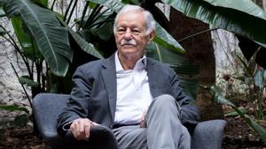 Eduardo Mendoza, en el jardín de la librería Casa del Llibre de la Rambla de Catalunya de Barcelona.