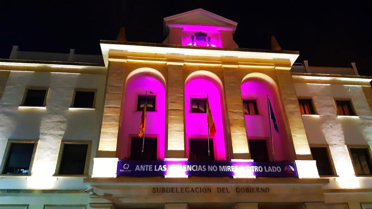 La fachada de la Subdelegación de Gobierno iluminada en violeta