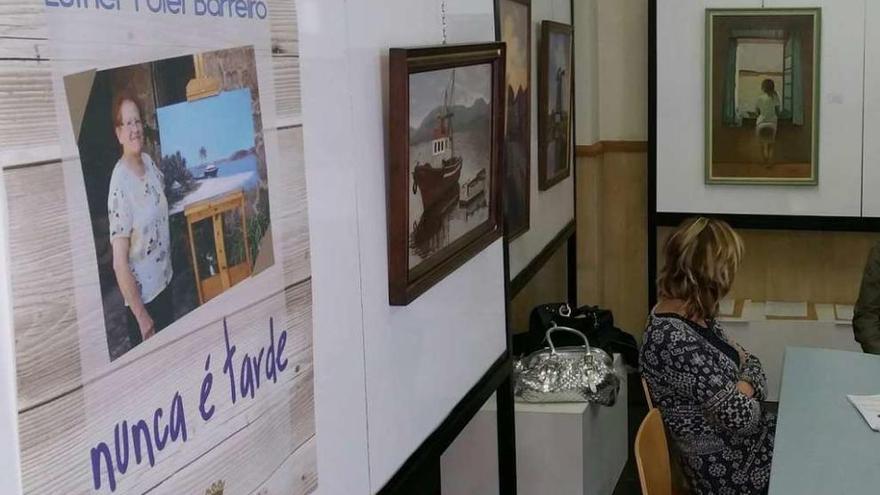 La exposición de Esther Potel en el Auditorio Municipal de Valga. // FDV