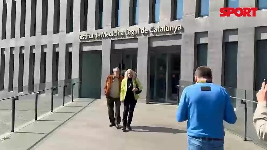 Negreira abandona la Ciutat de la Justícia acompañado de su mujer.