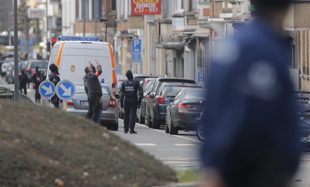 La policía belga ha registrado varias viviendas del barrio de Schaerbeek, donde se han escuchado dos detonaciones.