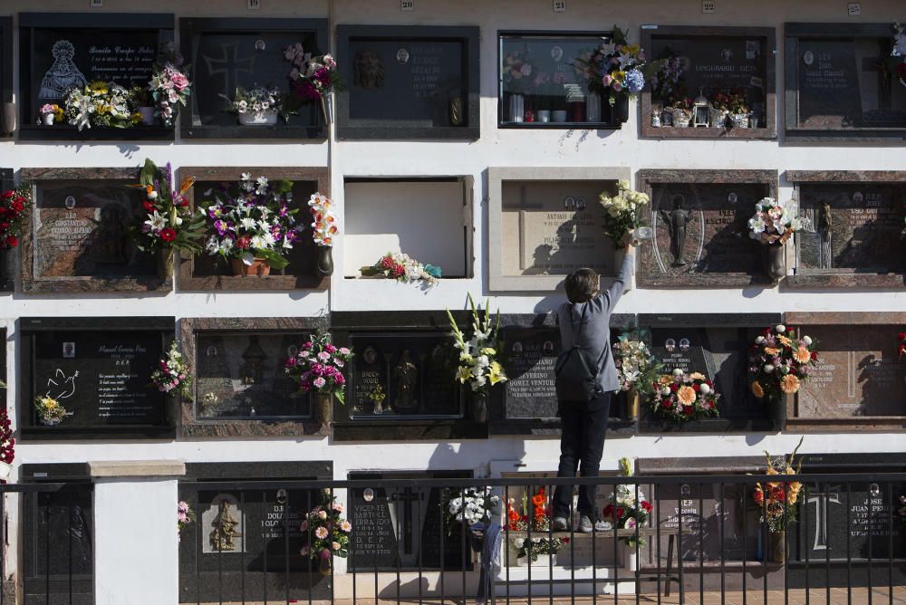 Homenaje a los difuntos en el cementerio de Castelló