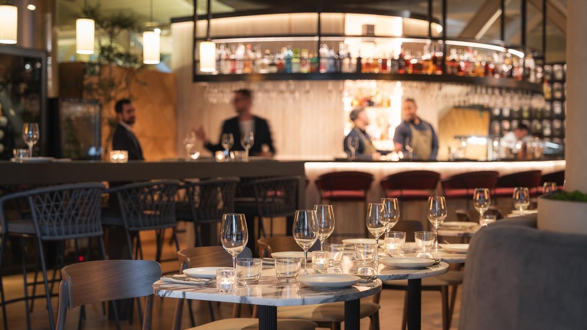 La sala del restaurante Bera, con la barra de coctelería al fondo.