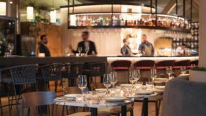 La sala del restaurante Bera, con la barra de coctelería al fondo.
