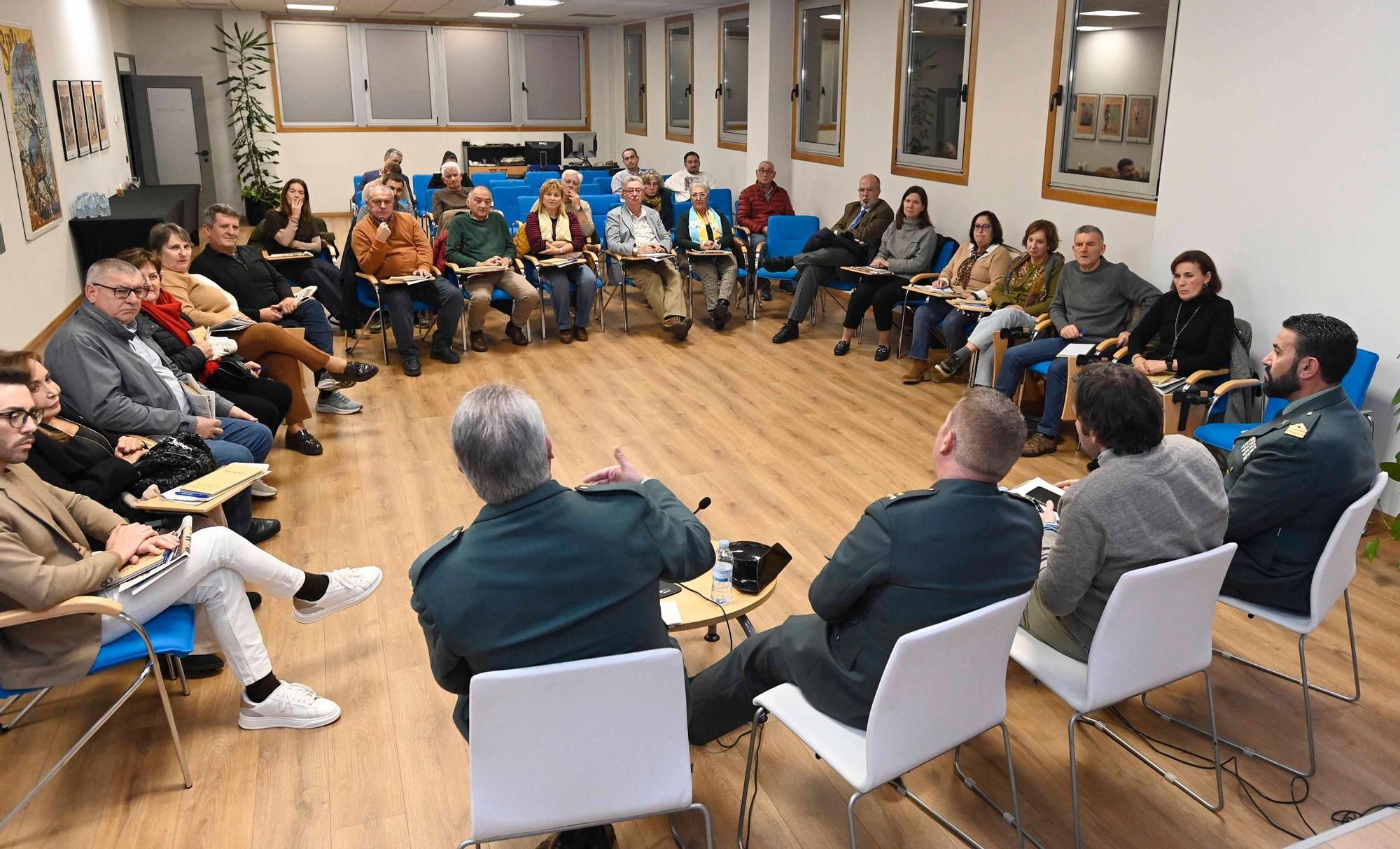 Guardias civiles expertos en ciberdelitos acuden a un encuentro con suscriptores de FARO