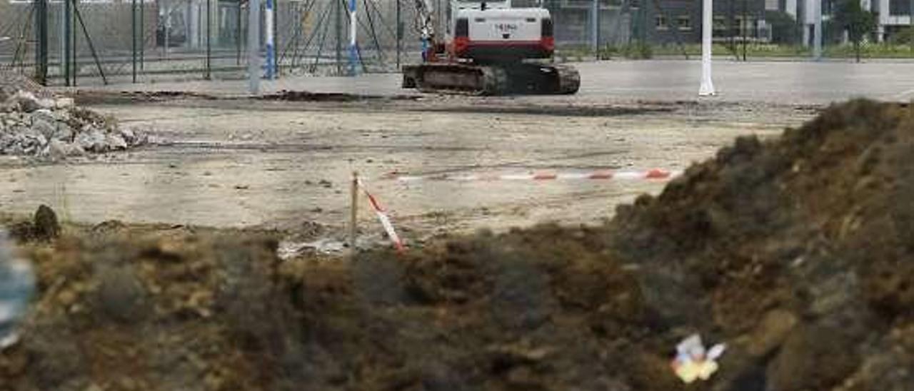 Máquinas trabajando en las instalaciones de Balbín para cubrir dos pistas polideportivas.