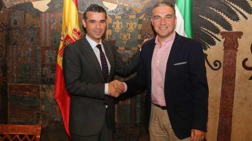 José Bernal y Elías Bendodo, ayer en Marbella.