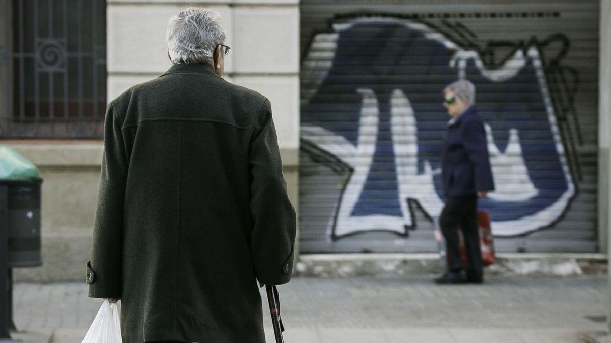 Una persona gran passeja pel carrer ajudada per un bastó. | JOAN CORTADELLAS Una persona gran passeja pel carrer ajudada per un bastó. | JOAN CORTADELLAS
