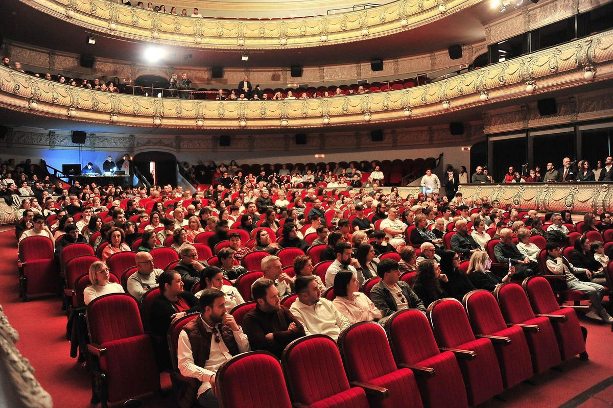 Público en el Gran Teatro de Elche durante el Concierto de Cuaresma de la Junta Mayor de Cofradías y Hermandades