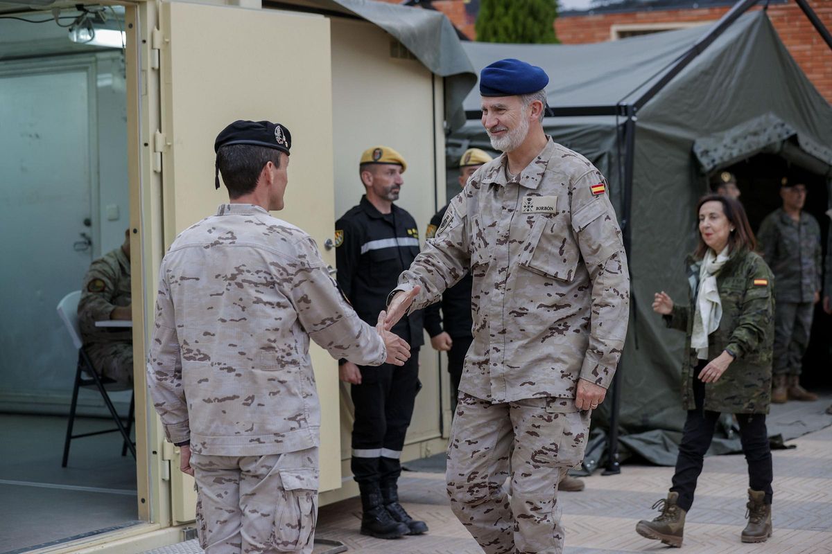 Felipe VI visita las unidades militares desplegadas en Valencia a consecuencia de la DANA Felipe VI visita las unidades militares desplegadas en Valencia a consecuencia de la DANA
