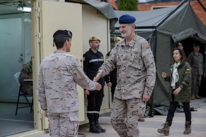 Felipe VI visita las unidades militares desplegadas en Valencia a consecuencia de la DANA