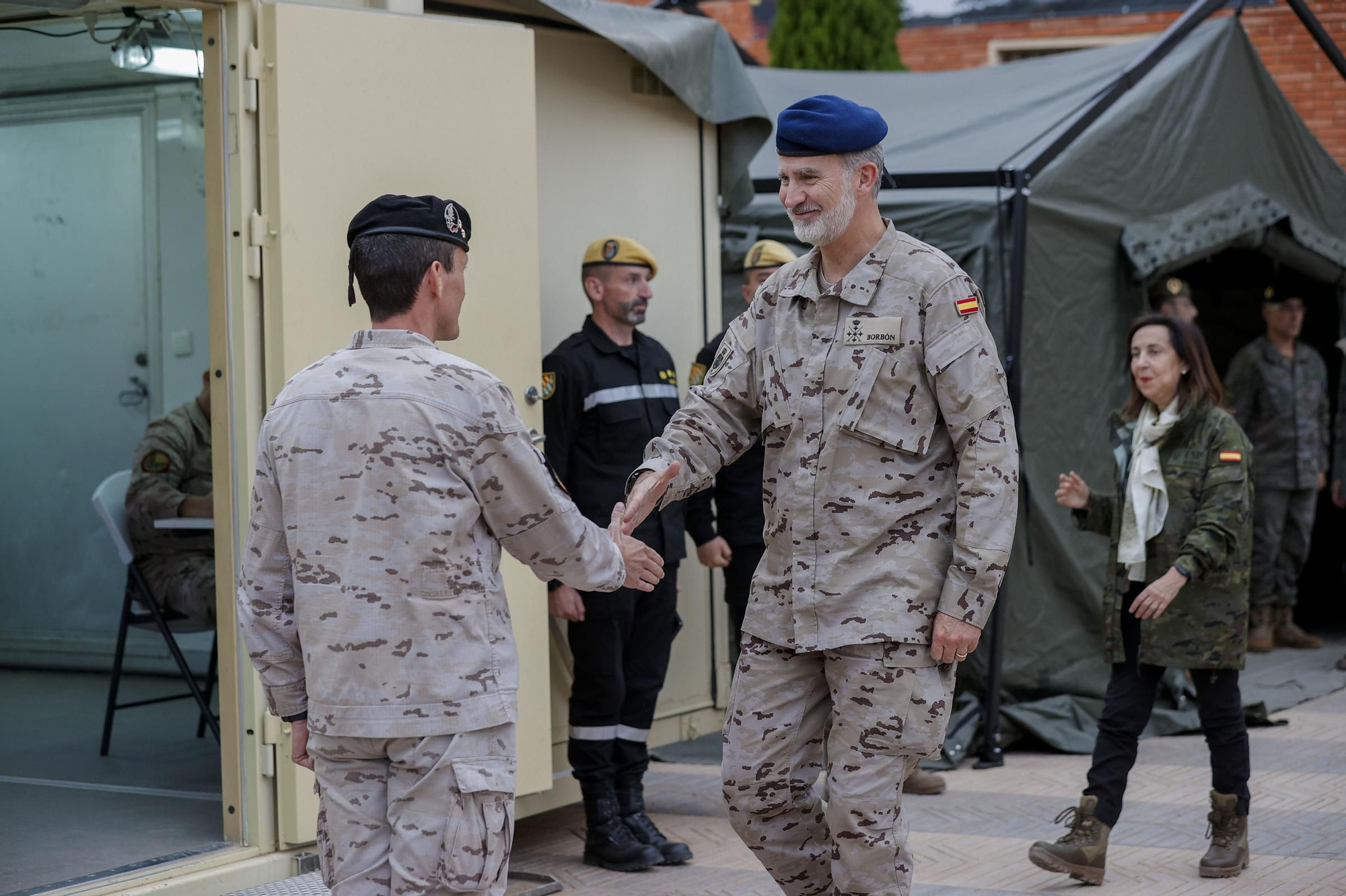 Felipe VI visita las unidades militares desplegadas en Valencia a consecuencia de la DANA