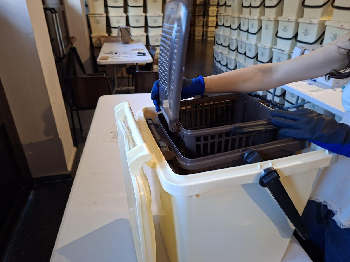 Posada a punt dels cubells que ja s’estan repartint entre el veïnat