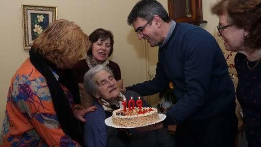 Ignacia sopla las 109 velas junto al alcalde y su familia. // DBM