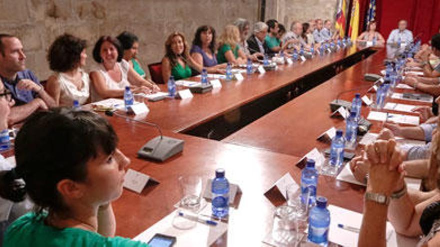 La presidenta Francina Armengol y el conseller Martí March se reunieron esta semana con representantes de las asociaciones educativas.