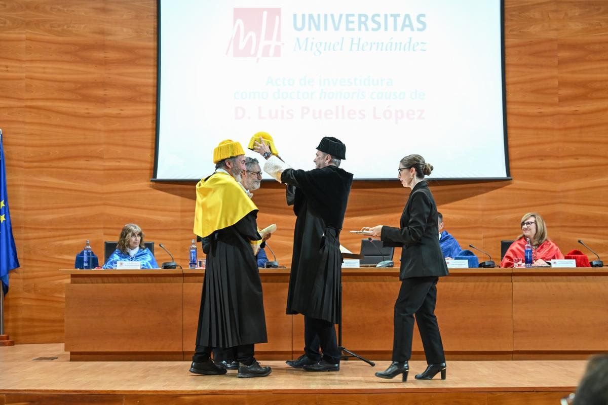 El Doctor Honoris Causa por la UMH de Elche Luis Puelles en su investidura de manos del rector Juan José Ruiz