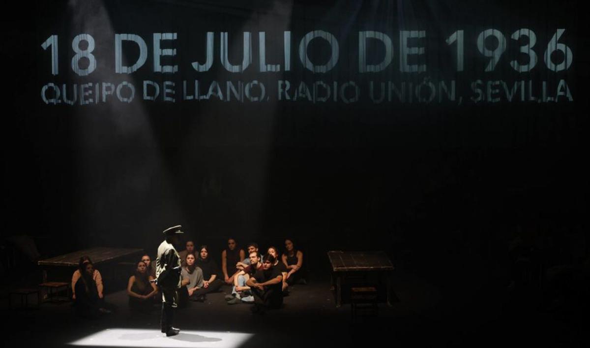 Antonio Durán «Morris», como Queipo, en la primera escena de  «1936». | MIKI LÓPEZ