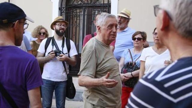 Ventura guía un recorrido por la Xàtiva del Raval
