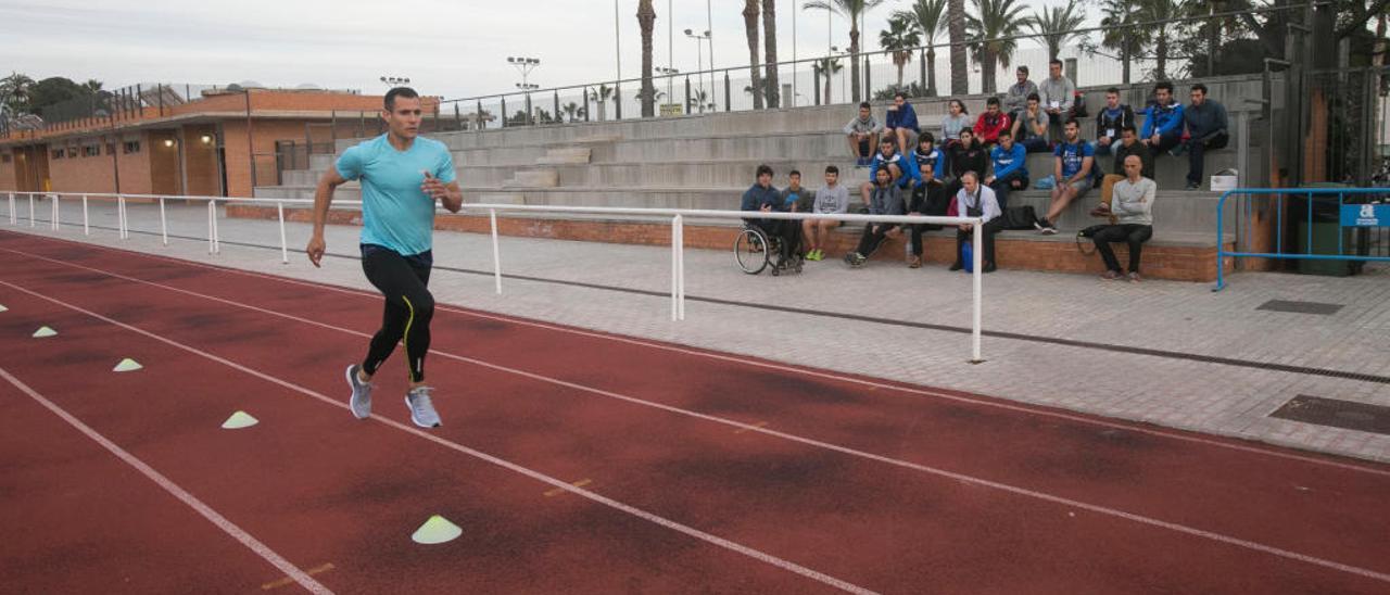 Pista de atletismo de la zona deportiva del campus de la Universidad de Alicante.