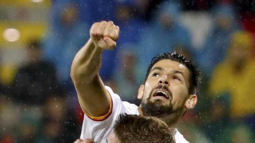 Nolito (con manga corta) celebra el segundo gol de España ante Albania.