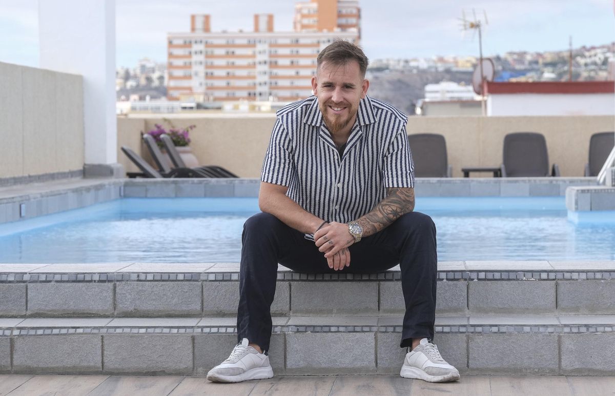 Javi Climent posa sentado al borde de la piscina del Hotel Concorde.