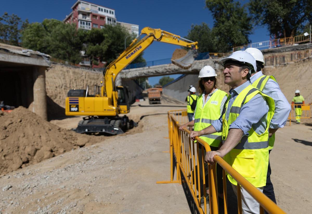 Borja Carabante, concejal de Urbanismo, Medio Ambiente y Movilidad, durante una visita a las obras de la A-5.