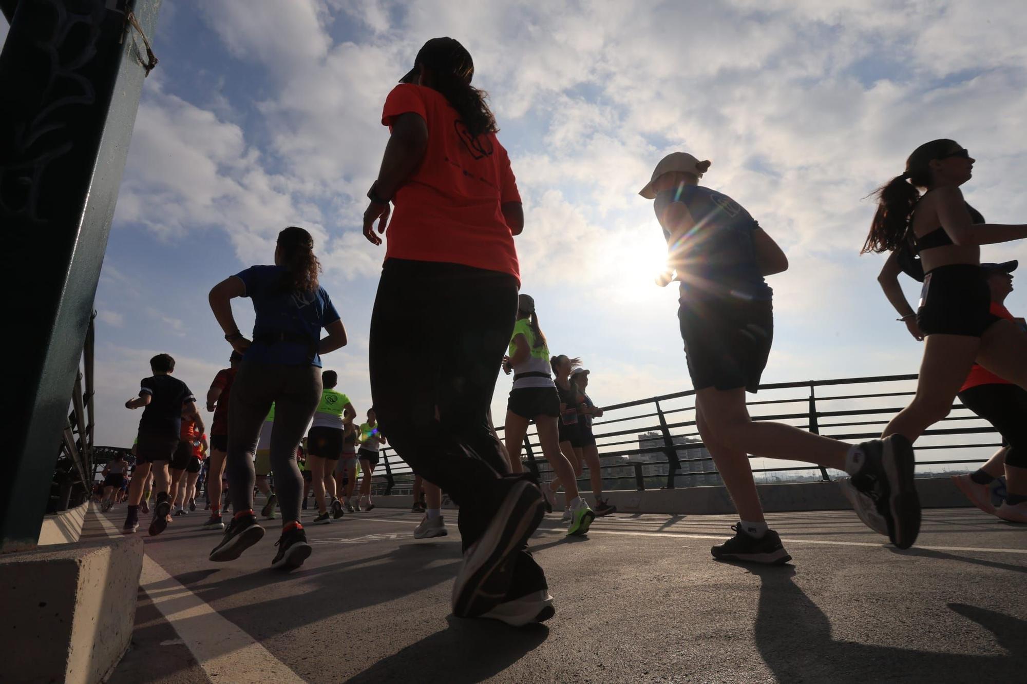 Búscate en la Carrera de la Solidaridad de València: así ha sido el paso por un puente mítico de la ciudad