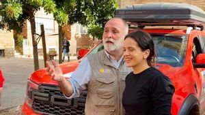 Rosalía se une a los voluntarios de la ONG del chef José Andrés repartiendo alimentos en Valencia