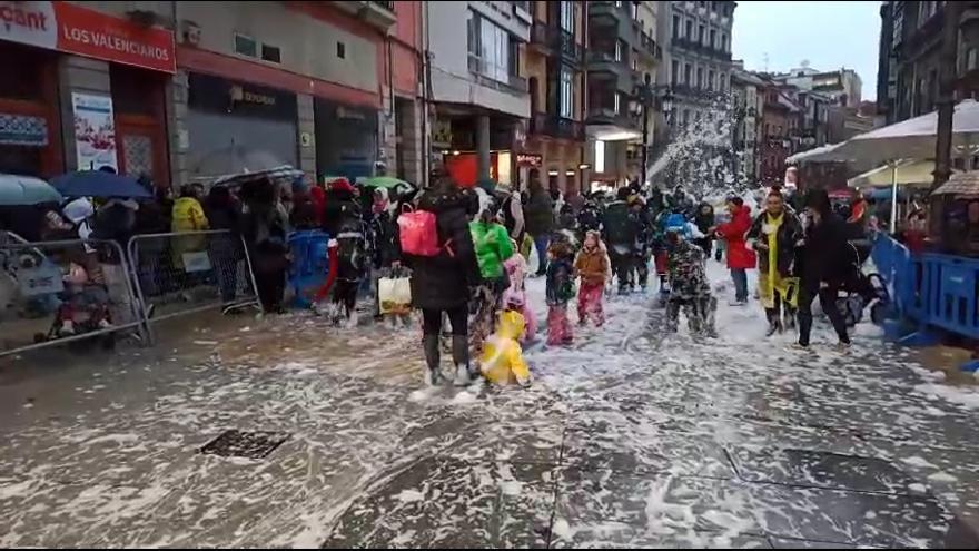 Las calles de Avilés se llenan de espuma para celebrar el Descenso de Galiana